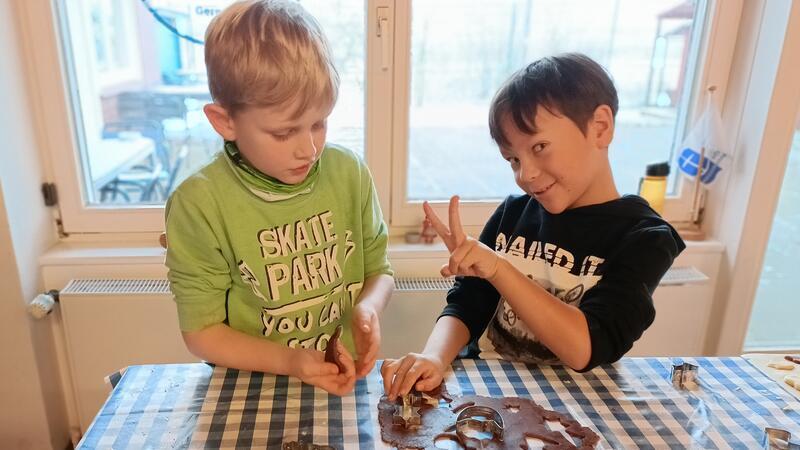 Mit Spaß und Eifer sind Oskar (links) und Fenno bei der Sache.