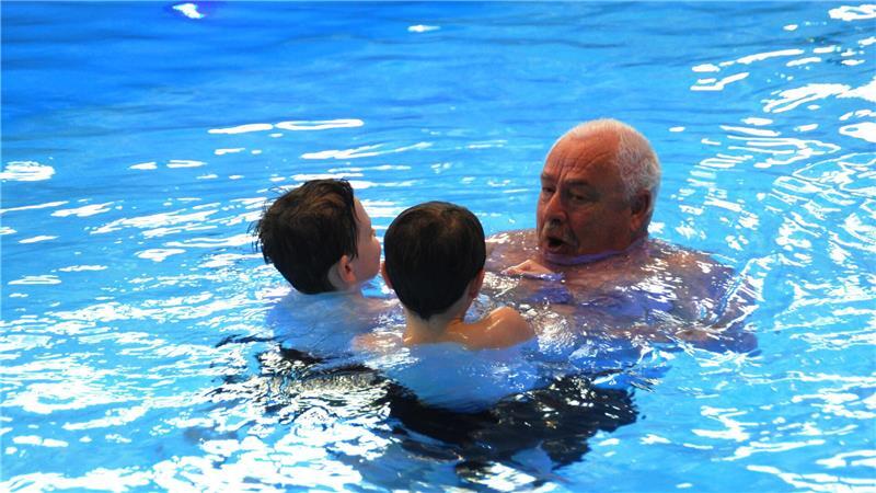Mit Spaß und Geduld: Der 74-jährige Rainer Peters hat schon vielen Kindern das Schwimmen beigebracht.