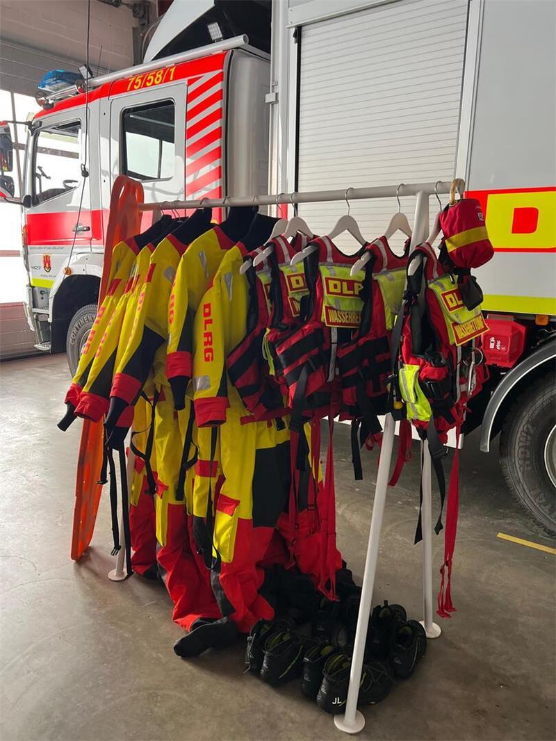 Mit Spineboard und Kälteschutzanzügen: Die Einsatzkräfte der DLRG sind speziell für Rettungseinsätze im Wasser ausgebildet.