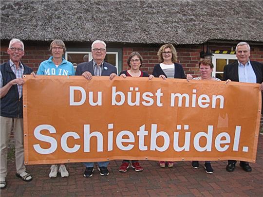 Mit Spruchbanner präsentieren sich Vorstand und Beirat (von rechts): Gunter Armonat, Renate Kiekebusch, Simone Mügge, Isa Steffen (Plattdüütsch-Büro) Heinz Mügge (Vörsitter), Ute Duckstein und Rolf-Dietrich Wahlen Es fehlt Klaus-Hinrich Bre