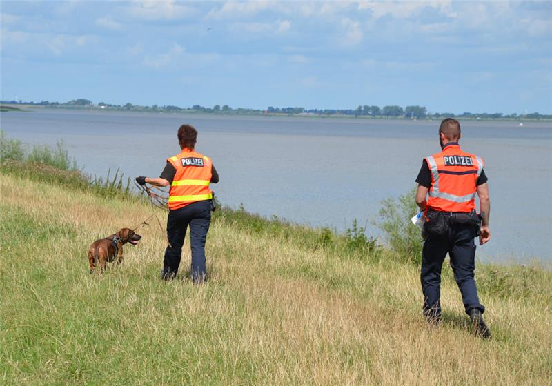 Wasserleiche von Abbenfleth identifiziert Mit Spürhunden suchten die Ermittler im vergangenen August das Ufer ab. Foto: Bohmbach