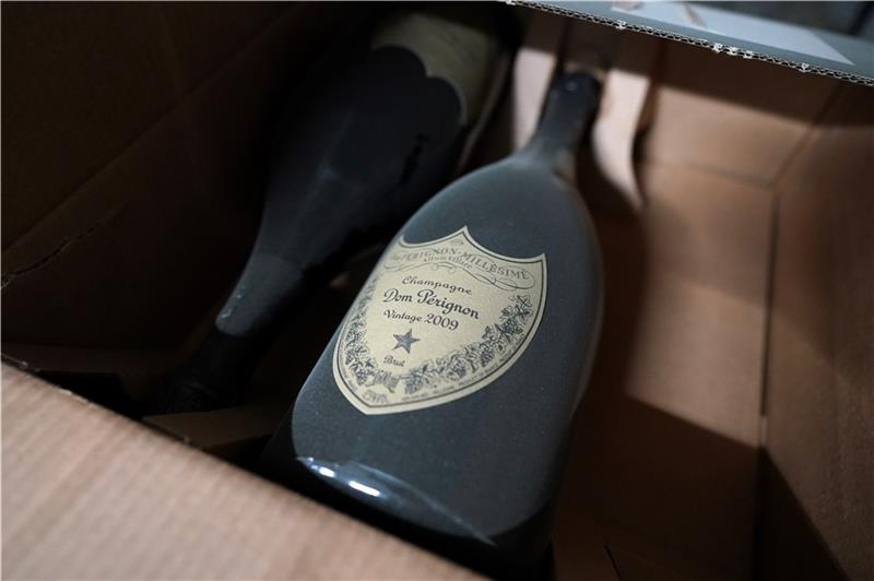 Mit Staub bedeckte Champagner-Flaschen „Dom Perignon Vintage 2009“ liegen in einem Extra-Lager vom Weinhändler Hawesko. Foto: Brandt/dpa
