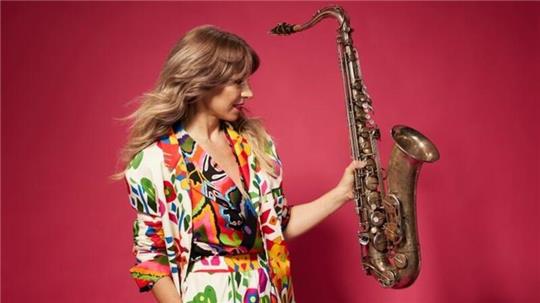 Mit Stephanie Lottermoser kommt Stimmung und ein grooviger Sound auf die Open-Air-Bühne vor dem Schloss Agathenburg.