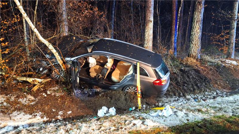 Mit Stützen wird der Pkw an der Unfallstelle an der K234 abgestützt.