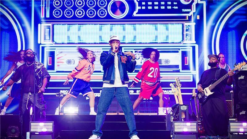 Will Smith bringt Wolfsburg zum Tanzen – trotz Regens Mit Tänzerinnen und Liveband sorgt Will Smith in Wolfsburg für Stimmung.