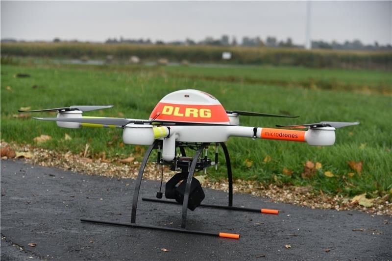 Mit Tageslicht- und Wärmebildkamera ausgestattet ist die Drohne der Horneburger DLRG eine echte Allzweckwaffe. Fotos: Beneke