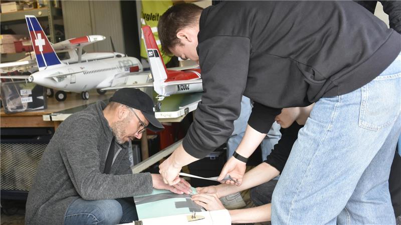 Mit Tapeband wird der kaputte Flügel gerichtet.