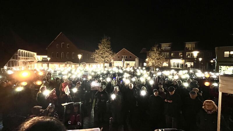 Mit Taschenlampen der Handys erhellten die Harsefelder den Platz.