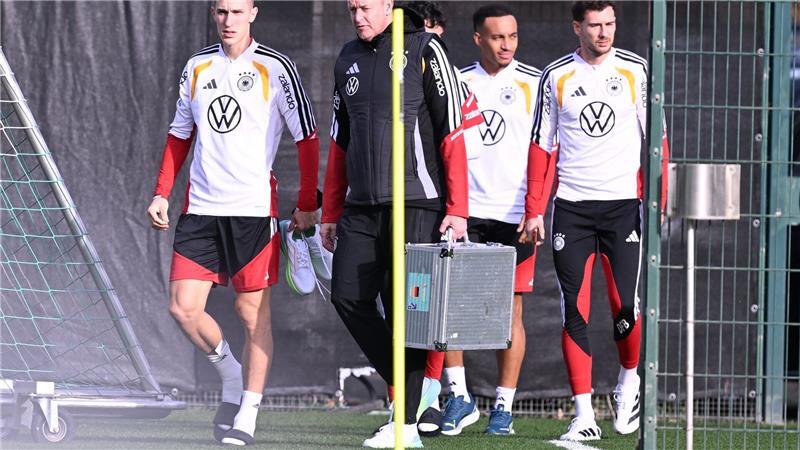 „Leinen los“ ohne Kapitän: Nagelsmann will Tore, Tore, Tore Mit Teamarzt Hahne (2.v.l.) betritt Schlotterbeck (l.) den Trainingsplatz.