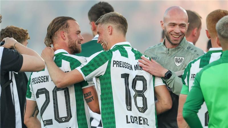Das Trainer-Karussell dreht sich: Wo landet Sandro Wagner? Mit Teamchef Christian Pander (r) kam bei Preußen Münster der Erfolg zurück