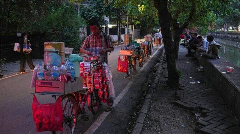 Mit Thermoskannen und Eisboxen sind die Fahrer unterwegs.