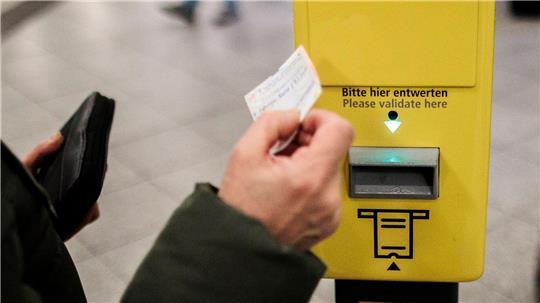 Mit Ticket ist man in Bus und Bahn auf der sicheren Seite – doch was passiert mit denen, die keines kaufen? (Symbolbild)