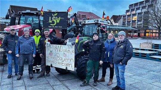 Landwirte und Unterstützer mit ihren Traktoren und Protestschildern am Nachmittag des 24. Januar 2024 auf dem Platz am Sande.