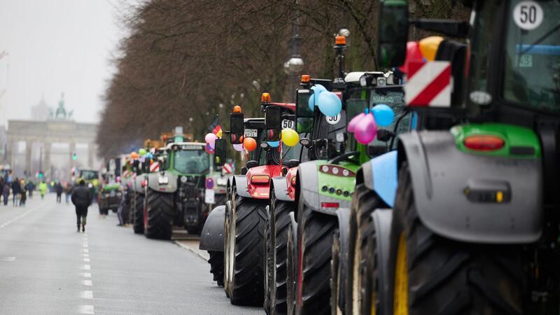Bauernprotest in Berlin: Worum geht es? Mit Trecker-Korsos machten Landwirte in den vergangenen Tagen Front gegen Sparpläne der Bundesregierung.