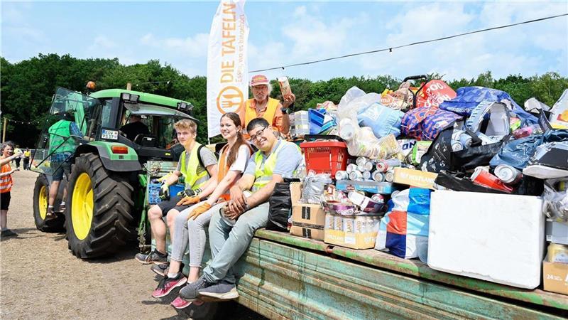 Müllberge nach Hurricane-Festival: Das bleibt für den guten Zweck zurück Mit Trecker und Wagen sind viel Ehrenamtliche unterwegs, um Spenden für den guten Zweck zu sammeln.Foto: Ulla Heyne