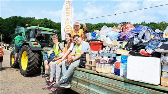 Mit Trecker und Wagen sind viel Ehrenamtliche unterwegs, um Spenden für den guten Zweck zu sammeln.Foto: Ulla Heyne