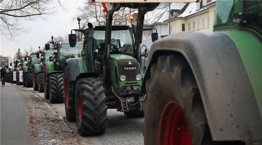 Mit Treckern und anderen Fahrzeugen haben Landwirte die Zufahrt zum Edeka-Zentrallager in Neumünster blockiert.