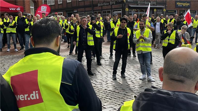 Busverkehr im Kreis Stade lahmgelegt: Warum die KVG-Fahrer streiken Mit Trillerpfeifen und Sprechchören: KVG-Mitarbeiter bei der Kundgebung auf dem Stader Pferdemarkt.