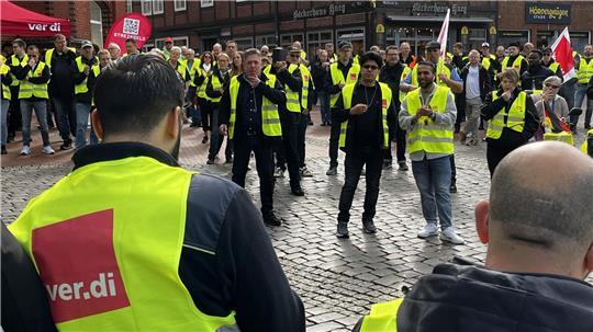 Mit Trillerpfeifen und Sprechchören: KVG-Mitarbeiter bei der Kundgebung auf dem Stader Pferdemarkt.