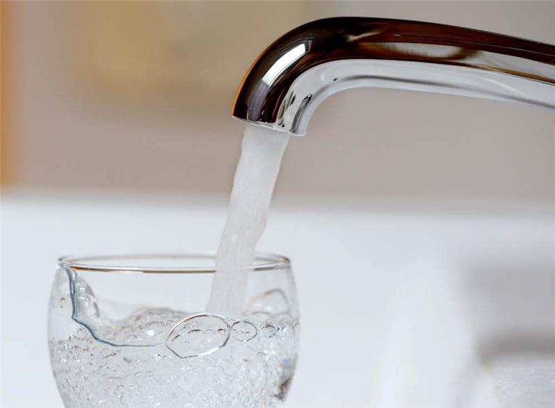 Mit Trinkwasser aus der heimischen Wasserleitung wird ein Wasserglas gefüllt. Foto: dpa