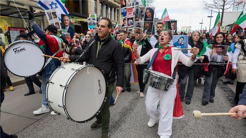 Iraner demonstrieren mit US- und Israel-Fahnen Mit Trommeln sowie Iran- und Israel-Fahnen zogen Demonstranten durch die Innenstadt von Hamburg.