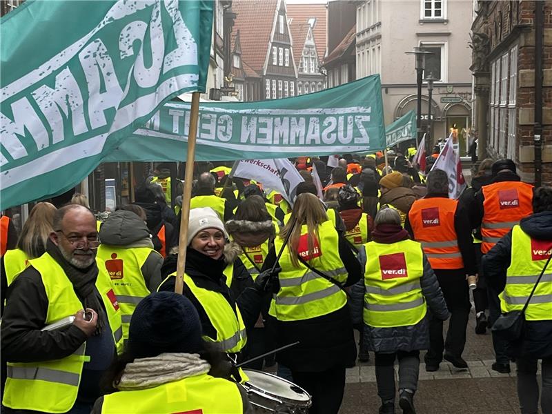 Mit Trommeln zogen Streikende Anfang März durch die Stader Altstadt. Foto: Richter