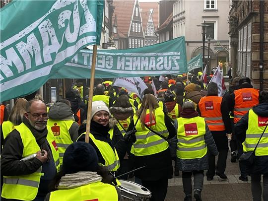 Mit Trommeln zogen Streikende Anfang März durch die Stader Altstadt. Foto: Richter