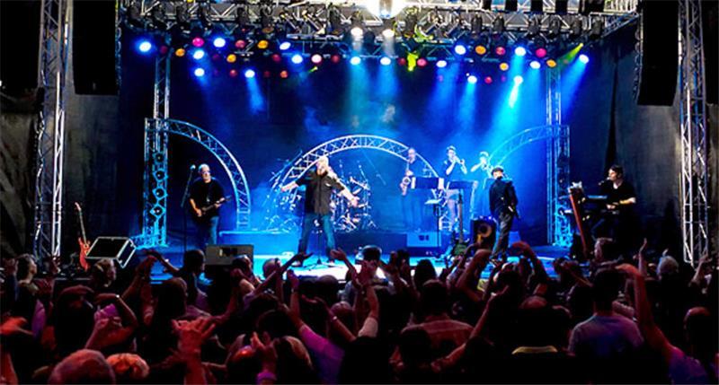 Die Tribute-Band im Rampenlicht vor einer jubelnder Menschenmenge