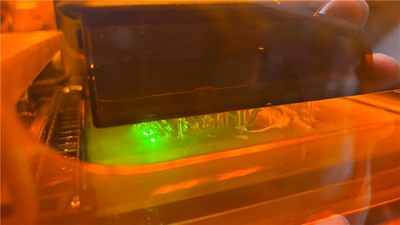 Mit UV-Licht härtet das flüssige Harz aus.