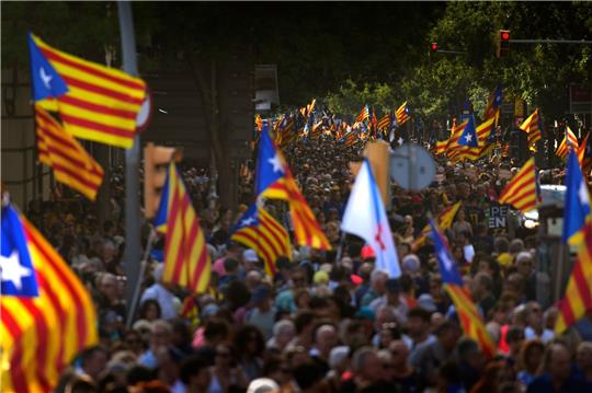 Mit Unabhängigkeitsflaggen fordern Menschen die Abspaltung Kataloniens von Spanien.