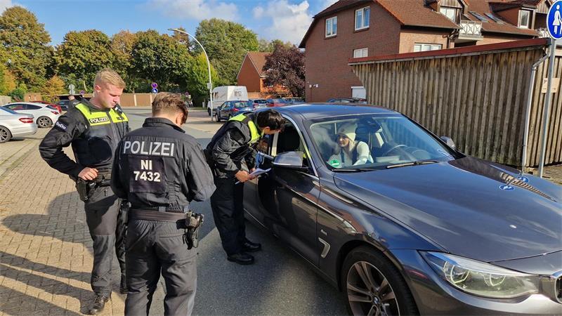Mit Unterstützung der Bereitschaftspolizei aus Lüneburg erhöht die Polizei Zeven ihre Präsenz in und um den Zevener Kastanienweg und bittet die Anwohner, Auffälligkeiten zu melden.