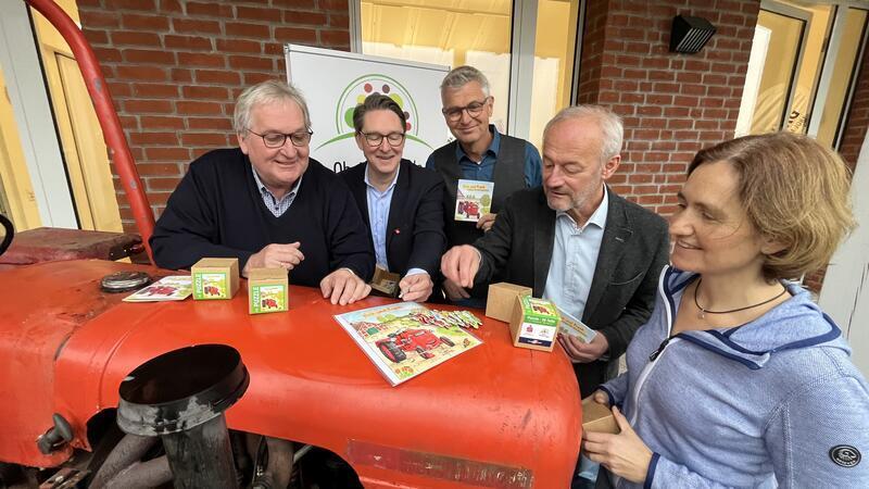 Mit Unterstützung der Vereinigten Hagel und der Sparkasse baut die Obstbauschule die Reihe „Fink und Frank zeigen Dir den Apfelhof" aus - mit Puzzle, Kinderbuch und Ausmalbildern.