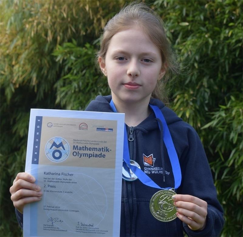 Mit Urkunde und Medaille: Die Gymnasiastin Katharina Fischer (11) ist ein Rechenfuchs. Foto Beneke