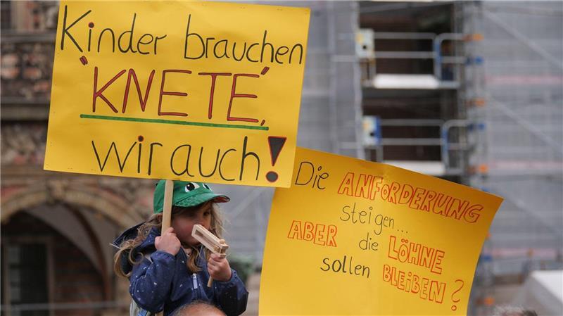 Mit Warnstreiks machen Kita-Mitarbeiter und andere Beschäftigte im Sozial- und Erziehungsdienst Druck.
