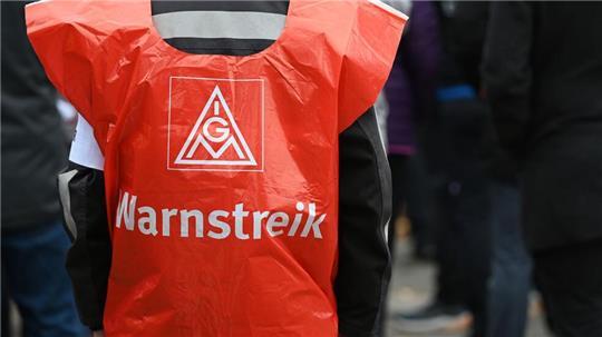 Mit Warnstreiks will die IG Metall im Streik um höhere Gehälter Druck machen.