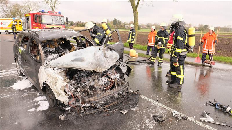 Nach Treckerunfall: Auto brennt auf B73 in Burweg aus Mit Wasser und Löschschaum bekämpften die Feuerwehren den ausgedehnten Fahrzeugbrand, konnten jedoch im Endergebnis einen Totalschaden nicht mehr verhindern. Foto: Rolf Hillyer-Funke / Feuerwehren Samtgemeinde Oldendorf-Himmelpforten