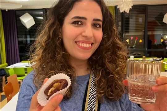Mit Wasser und einer Dattel beginnt das Fastenbrechen traditionell. Laura ist Ärztin und erklärt, warum das Fasten im Ramadan auch gesund ist.