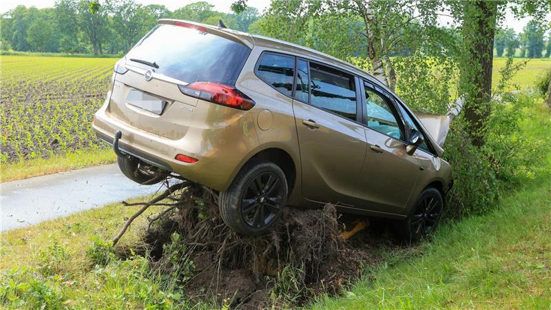 Mit Wucht ist ein Auto in Ottingen im Landkreis Rotenburg gegen einen Baum gekracht.