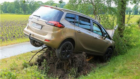 Mit Wucht ist ein Auto in Ottingen im Landkreis Rotenburg gegen einen Baum gekracht.