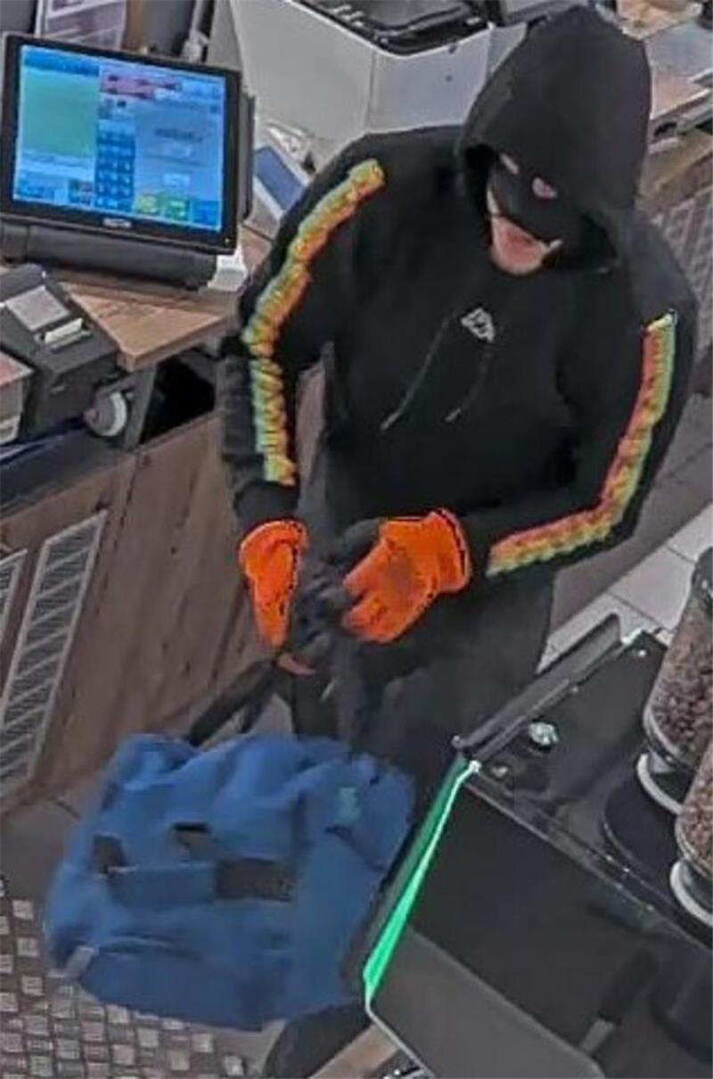 Mit Zigaretten im Wert von etwa 1.200 Euro verließ der maskierte Mann die Tankstelle.