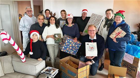 Mit Zipfelmützen und Rentiergeweih: Die Helfer des Weihnachtsmanns schwärmen gleich aus.