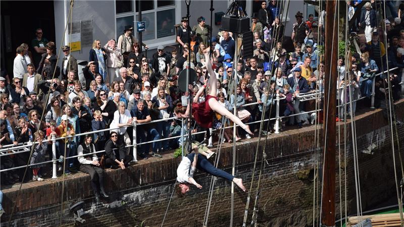 Mit Zuschauern voll besetzt waren der Westfleth (Foto) und der Ostfleth während der Luftakrobatik-Show in der Takelage des Ewers Margareta.
