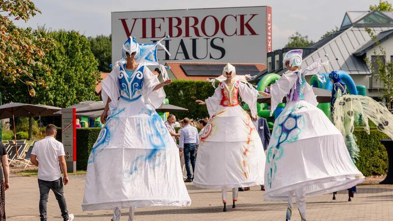 Von Harsefeld in die Republik: Die Erfolgsgeschichte von Viebrockhaus Mit allen Mitarbeitern wurde im Musterhauspark an der Autobahn A7 gefeiert.