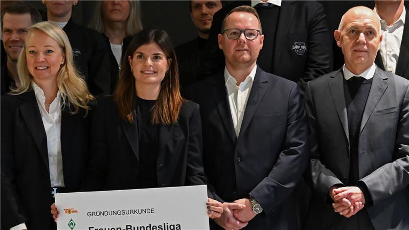 Mit auf dem Gruppenfoto: DFB-Präsident Bernd Neuendorf.