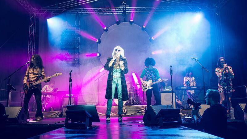 Mit authentischen Kostümen präsentiert die Golden Glitter Band die deutsche Schlagerparade der 70er Jahre.