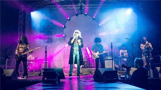 Mit authentischen Kostümen präsentiert die Golden Glitter Band die deutsche Schlagerparade der 70er Jahre.