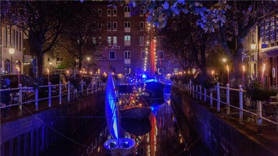 Mit beleuchteten Booten inszenierte der Förderverein Buxtehuder Hafen und Este einen Abend lang die Fleth-Anlage in der Buxtehuder Altstadt.