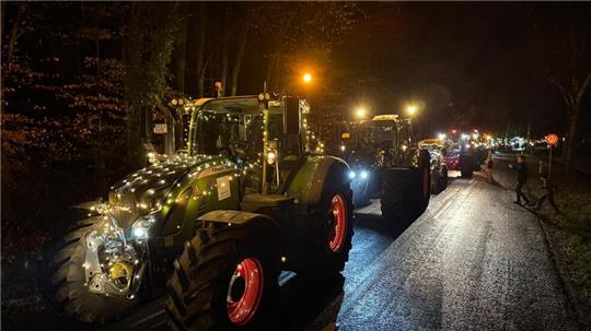 Mit bunt beleuchteten Treckern fahren die Landwirte von Estorf nach Behrste (Symbolbild).