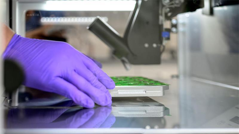 Mit dem 3D-Arzneimitteldrucker können Dosis, Konsistenz, Form, Größe und Geschmack des Medikaments individuell angepasst werden.