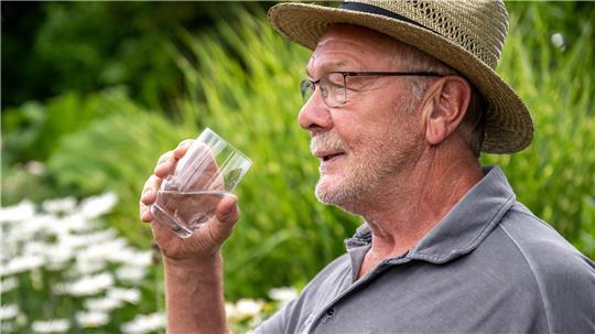 Mit dem Alter kann das Durstgefühl nachlassen: Regelmäßiges Trinken ist entscheidend, um Austrocknung zu vermeiden.